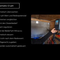 Pool winterfest machen: Wasser ablassen, Technik einlagern und das Becken abdecken 33 Eine Person stellt einen BAYROL Automatic Cl-pH-Wasseraufbereitungsregler an einer Holzwand über den Poolrohren ein; daneben befinden sich Anweisungen zur Wintervorbereitung des Pools sowie eine Liste der Gerätefunktionen auf Deutsch. www.commaik.de
